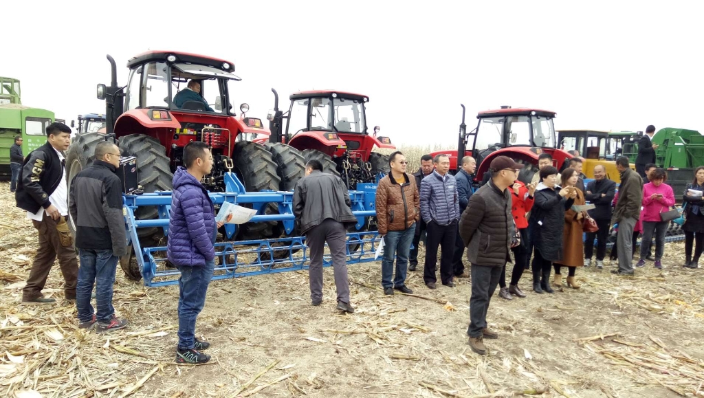 時(shí)風(fēng)國(guó)三大型拖拉機(jī)在黑龍江省深松深耕現(xiàn)場(chǎng)演示會(huì)上大放異彩